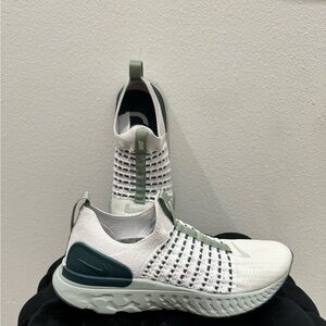 MOVING SALE - Nike Phantom Run Flyknit 2 Platinum Tint/Light Silver